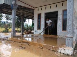 Warga Mulai Membersihkan Rumah